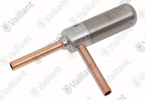 Vaillant Expansionsventil mit einem zylindrischen Metallkörper und zwei Kupferrohren, einem langen und einem kurzen, zur Kältemittelregelung in Heizungssystemen.